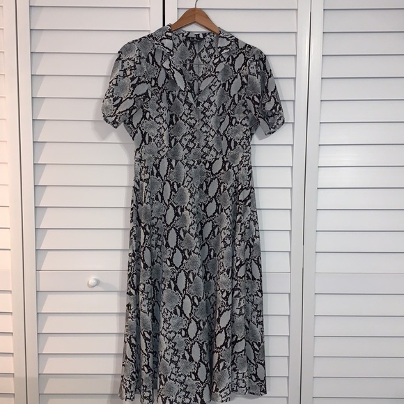 Lulus | Let's Snake a Deal Grey Snake Print Collared Midi Dress - Picture 4 of 6